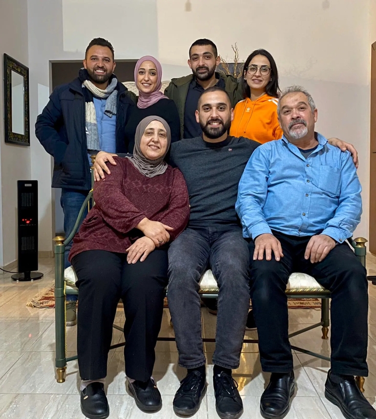 للاستخدام الداخلي فقط - **** Half of the Kawamleh family lived in the West Bank without identity cards for 22 years, denied by the Israeli authorities [Courtesy of Lina Abu Akleh]