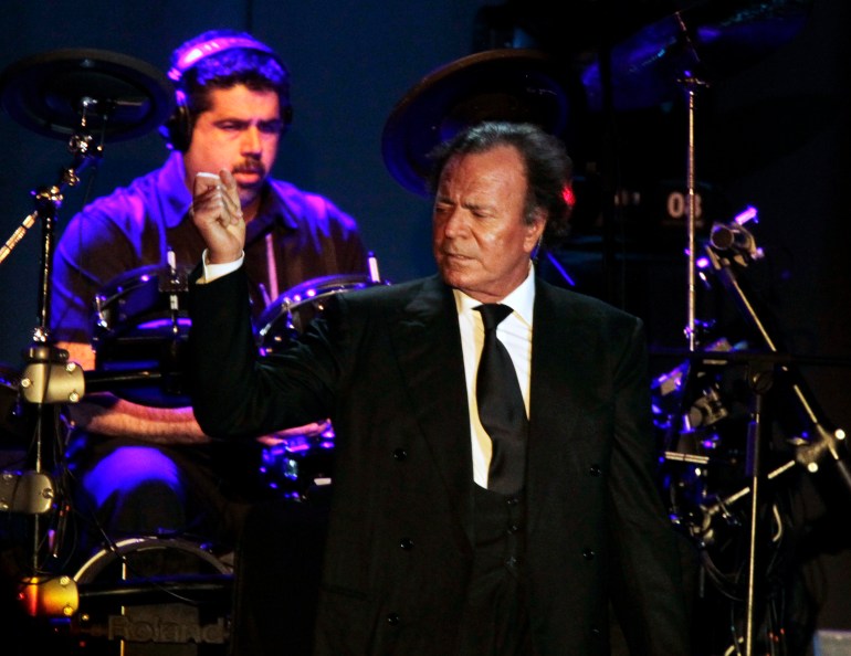 Spanish singer Julio Iglesias performs during a concert at the Conmebol Convention Center in Luque, near Asuncion April 29, 2012. REUTERS/Jorge Adorno (PARAGUAY - Tags: ENTERTAINMENT)