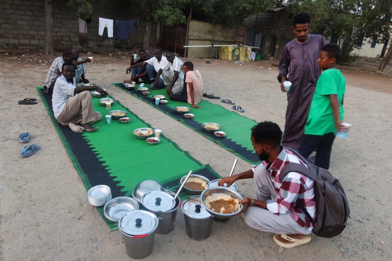 Displaced Sudanese prepare to break their fast at a displacement camp during the month of Ramadan, in the city of Port Sudan, Sudan, March 14, 2024. REUTERS/El Tayeb Siddig