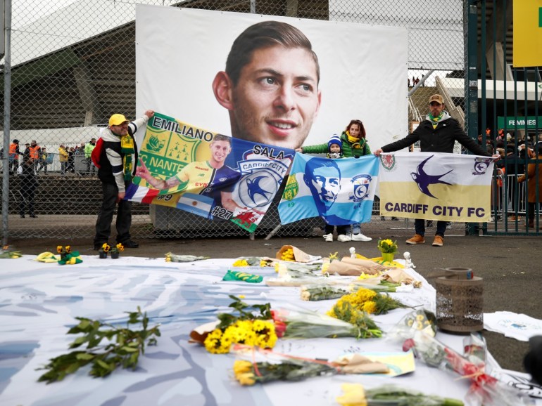 Soccer Football - Ligue 1 - Nantes v Bordeaux - The Stade de la Beaujoire - Louis Fonteneau, Nantes, France - January 26, 2020 General view of fans looking at tributes left outside the stadium in memory of Emiliano Sala to mark the one year anniversary REUTERS/Stephane Mahe