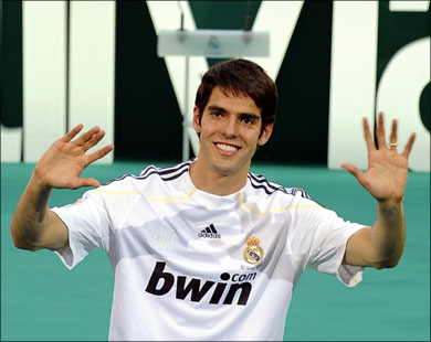 afp : Real Madrid new player Brazilian midfielder Kaka waves to supporters during his official presentation on June 30, 2009 at the Santiago Bernabeu stadium in Madrid. Real