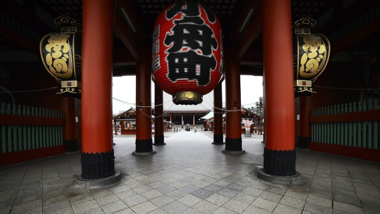 Coronavirus outbreak in Japan- - TOKYO, JAPAN - MARCH 31: View of the Famous Asakusa Buddhist temple, usually congested with tourists and residents, in Tokyo, Japan on March 31, 2020. While the number of people infected with Covid-19 is increasing in the Japanese capital, the metropolitan government of Tokyo asks the population to restrict outings until April 12 in order to contain the spread of the virus. Many famous places and generally very frequented by residents and tourists, have become very calm in Japanese capital. Several parks, during this period of cherry blossom, were prohibited from regrouping in order to avoid any risk of spreading the virus in the city.