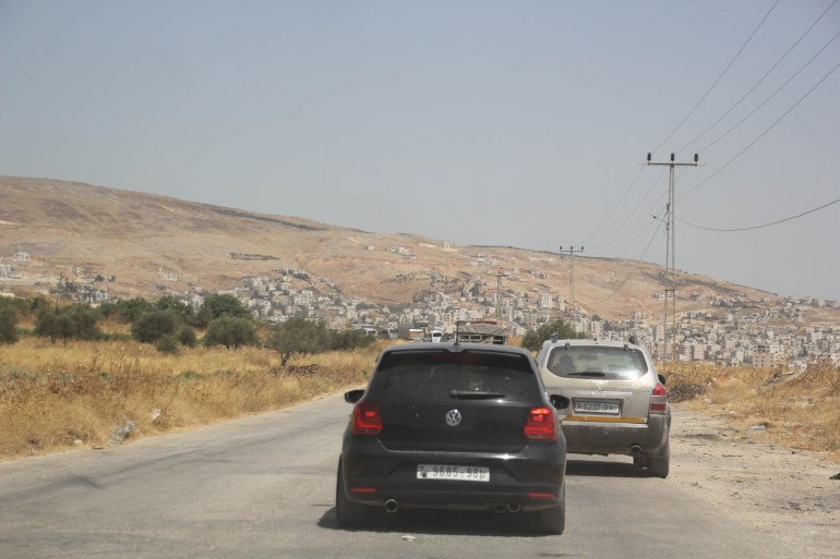 جانب من وقوف المركبات الخارجة من بلدة بيت فوريك- بيت دجن عبر حاجز بيت فوريك بانتظار فتح الحاجز- الضفة الغربية- نابلس- الجزيرة