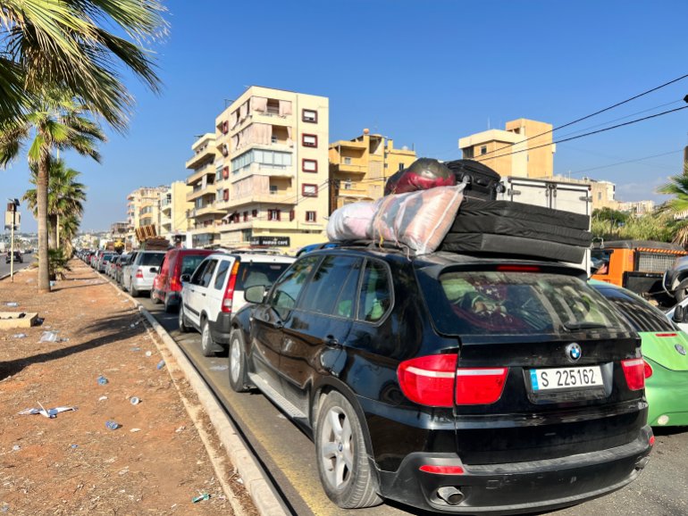 نازحين من المناطق المستهدفة بالقصف الإسرائيلي في منطقة صيدا اللبنانية الجزيرة