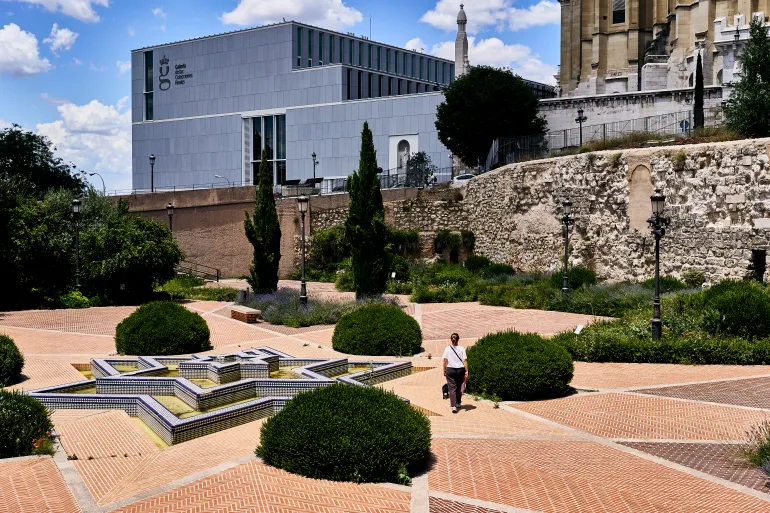 The park with the medieval wall with the Galeria de Colecciones Reales on the left and Almudena Cathedral on the right [Felicity Hughes/Al Jazeera]