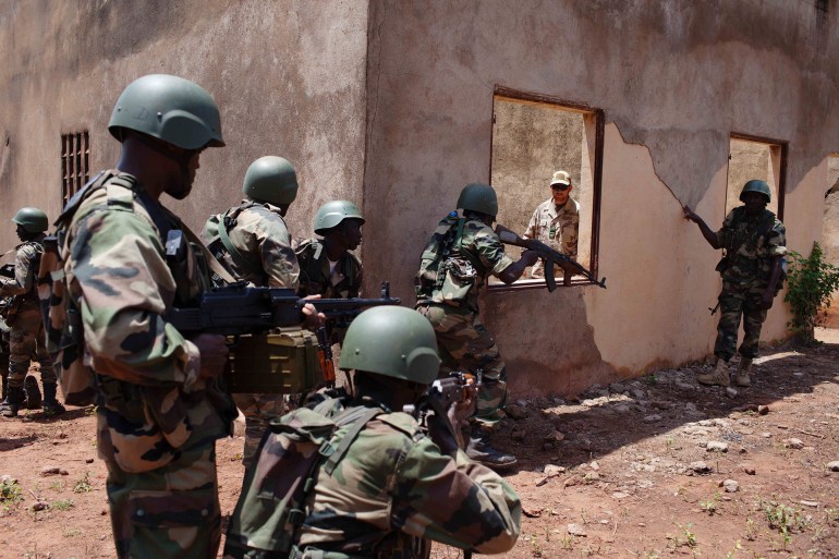 Malian soldiers undergo training in urban combat conducted by the European Union training mission in Koulikoro August 23, 2013. REUTERS/Joe Penney (MALI - Tags: MILITARY POLITICS)