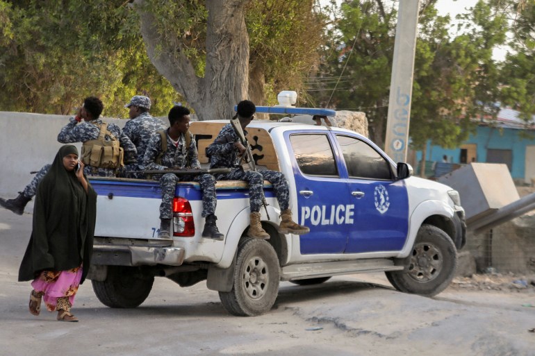 A Somali police pick-up track drives to the scene of an explosion in a restaurant often patronised by police officers, near a police training camp in Mogadishu, Somalia October 17, 2024. REUTERS/Feisal Omar TPX IMAGES OF THE DAY