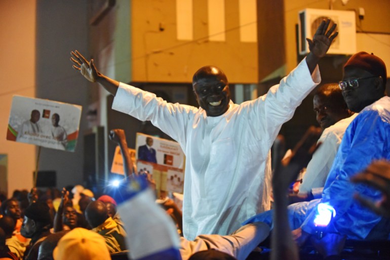 Idrissa Seck, presidential candidate of the coalition "Idy 2019", greets supporters during his final campaign rally in Dakar, Senegal February 22, 2019. REUTERS/Sylvain Cherkaoui