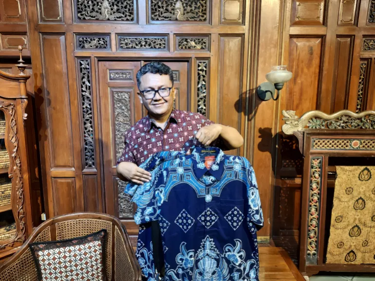 Gunawan Setiawan is the fourth generation of batik makers in his family [Aisyah Llewellyn/Al Jazeera]