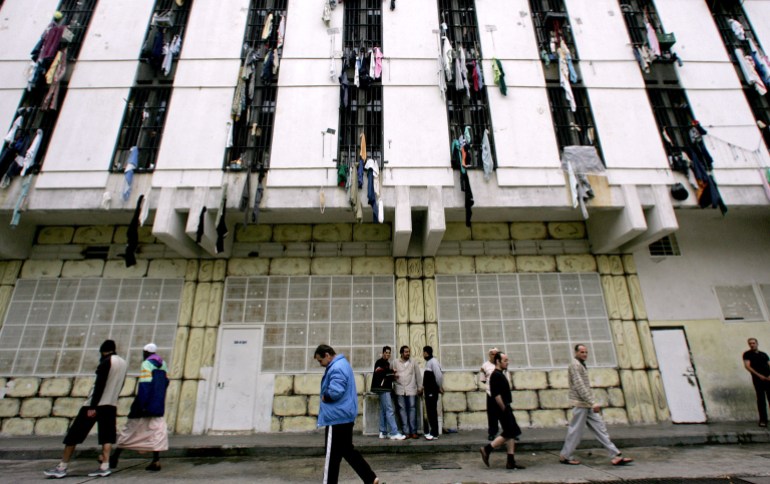 Lebanese prisoners stroll inside Roumieh prison, northeast of Beirut, 07 April 2006. The detention centre, one of the biggest in the Middle East, holds 4,500 inmates but has a capacity of only 1,500. Lebanese writer Omar Nashabeh wrote a book about Roumieh prison, which took four years to be published, and is an attempt to reveal the inmate culture, their relations with guards and with colleagues. AFP PHOTO/RAMZI HAIDAR (Photo by RAMZI HAIDAR / AFP)