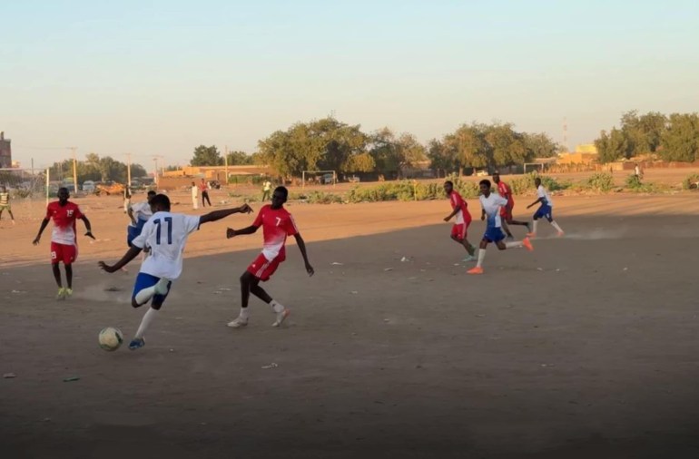 فاجأ رئيس مجلس السيادة السوداني، عبد الفتاح البرهان، مواطني مدينة عطبرة بحضوره مباراة لكرة القدم في أحد أحياء المدينة، كما تفاعل مع المواطنين في شوارع المدينة