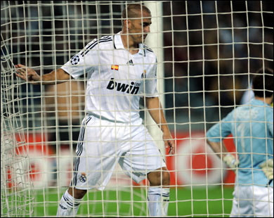 f/Real Madrid 's Italian defender Fabio Cannavaro (L) collects the ball from the net after Juventus Brazilian forward Amauri Carvalho de Oliveira scored during their Group H Champion's League football match on October 21, 2008 at Turin's Olympic Stadium.