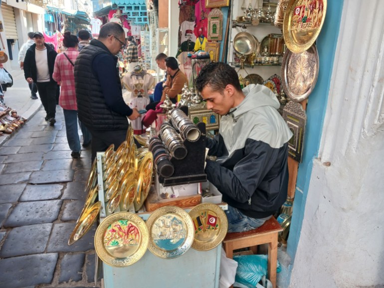 محمد حرفي مختص في النقش على النحاس