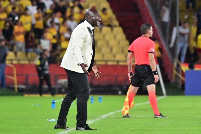 Barcelona's coach Segundo Castillo gestures during the Copa Libertadores qualification third-round first-leg football match between Ecuador's Barcelona and Brazil's Corinthians at the Monumental Banco Pichincha Stadium in Guayaquil, Ecuador, on March 5, 2025. (Photo by MARCOS PIN / AFP)