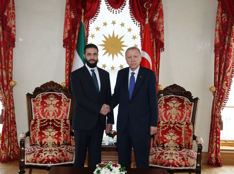 أكد الرئيس التركي رجب طيب أردوغان لنظيره السوري أحمد الشرع، أن احتلال إسرائيل وعدوانها على الأراضي السورية أمر غير مقبول، وأن أنقرة ستواصل معارضته على جميع المنصات. جاء ذلك خلال لقاء جرى بينهما، السبت، في مكتب الرئاسة بقصر دولما بهتشة بإسطنبول، بحسب بيان نشرته دائرة الاتصال في الرئاسة التركية. ( TCCB / Mustafa Kamacı - وكالة الأناضول )