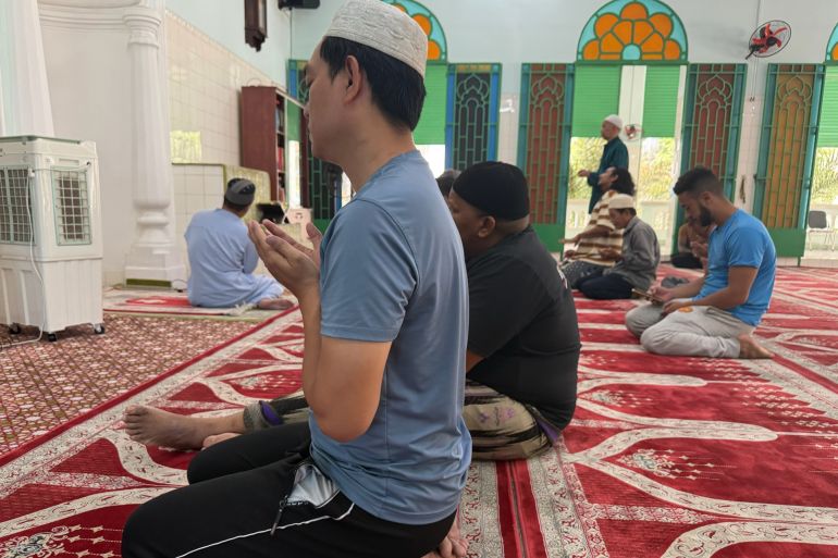 الأذان في مسجد المسلمسن بفيتنام