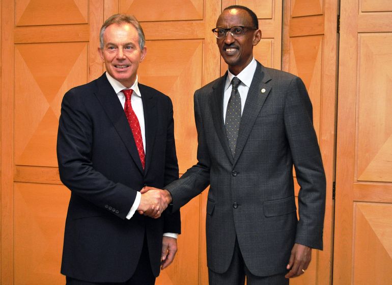 المنطقة الرمادية - بيبا لوتن Former British Prime Minister Tony Blair (L) and Rwandan President Paul Kagame (R) shake hands after a meeting of Blairs Africa Governance Initiative and Rwandas Strategic Capacity Building Initiative in Kigali, Rwanda on December 9, 2011. AFP PHOTO/Steve TERILL (Photo by STEVE TERILL / AFP)