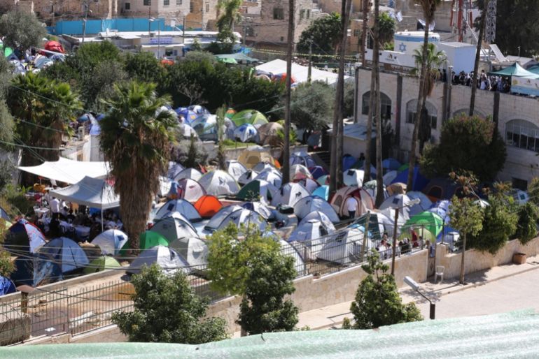 1- فلسطين-الخليل - احتفالات للمستوطنين بمحيط المسجد الإبراهيمي - أرشيف الجزيرة نت