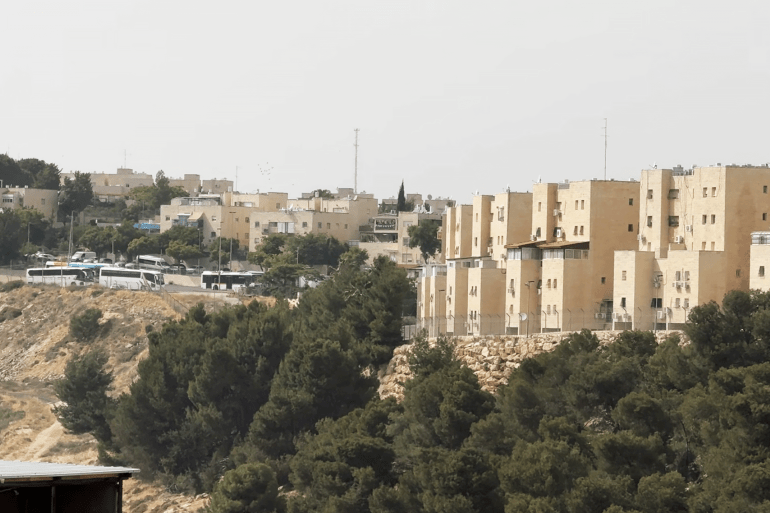 فلسطين - شمال شرق القدس - عناتا - 07.2025 - محمد السنجلاوي - خاص الجزيرة نت -( مشهد لاطراف مستوطنة النبي يعقوب والتي لا تبعد كثيرا عن الجدار الفاصل بين البلدة والمستوطنة )