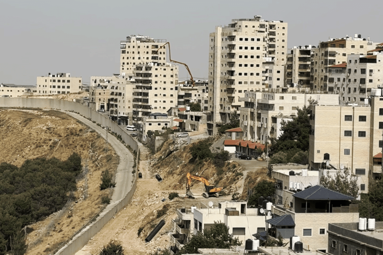 فلسطين - شمال شرق القدس - عناتا - 07.2025 - محمد السنجلاوي - خاص الجزيرة نت -(مشهد للجدار باقصى الجهة الشمالية لبلدة عناتا بحيث يفصل بين عناتا ومسوطنة النبي يعقوب )
