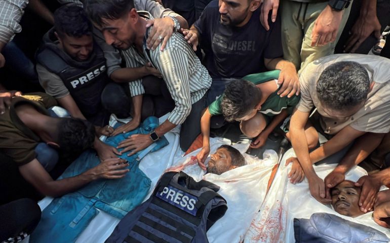 SENSITIVE MATERIAL. THIS IMAGE MAY OFFEND OR DISTURB Mourners react next to the bodies of journalists Moaz Abu Taha, Hussam al-Masri, who was a contractor for Reuters, and Mohammed Salama, who Qatar-based Al Jazeera said worked for the broadcaster, after they were killed in Israeli strikes on Nasser hospital, in Khan Younis in the southern Gaza Strip, August 25, 2025. REUTERS/Stringer TPX IMAGES OF THE DAY
