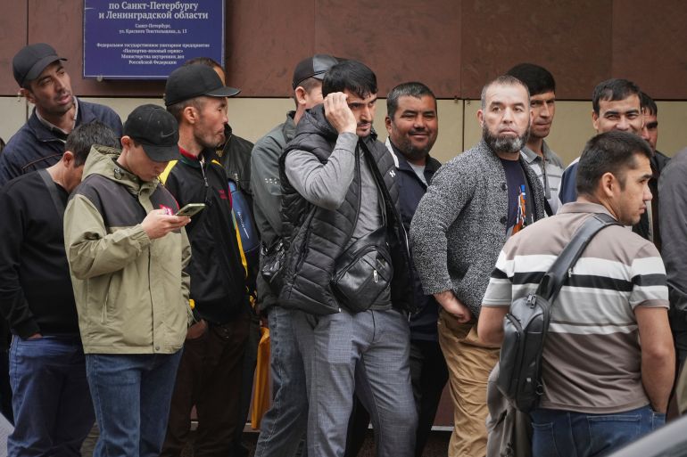 بوادر تراجع عن سياسة الهجرة ال "تشجيعية".. روسيا بصدد سن قوانين جديدة تقيد عمل المهاجرين People stand in line to enter a center for government services in St. Petersburg, Russia, Monday, Aug. 11, 2025. (AP Photo/Dmitri Lovetsky)