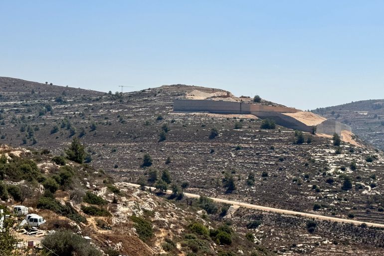 4.فلسطين، رام الله، قرية الطيرة، 23 آب 2025، سلام أبوشرار. الشارع الاستيطاني 443، الواصل بين القدس وتل أبيب، والذي يمنع سكان القرية من استخدامه منذ عام 2002_