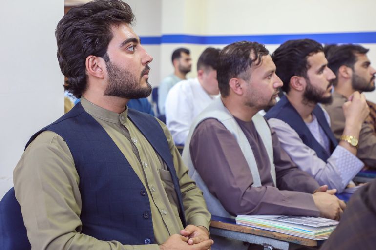 طلاب في باحة جامعة كابل أثناء حضورهم للحرم الجامعي، في مشهد يعكس الحياة اليومية الجامعية. (2)مصدر الصور: صفحات رسمية لجامعات أفغانية