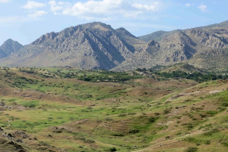 جبال زاغروس والرواسب التي تراكمت على مدى ملايين السنين على طول المنخفض عند قاعدة الجبال (ريناس كوشناو)